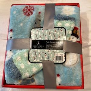 Plush throw and sock set